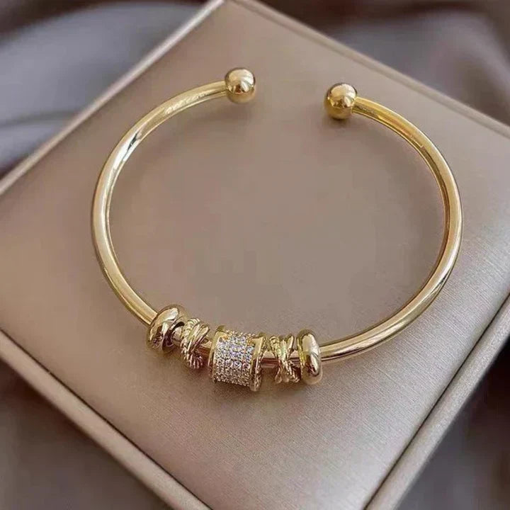 VEYLINIA | Elegant justerbart armband med gyllene berlocker