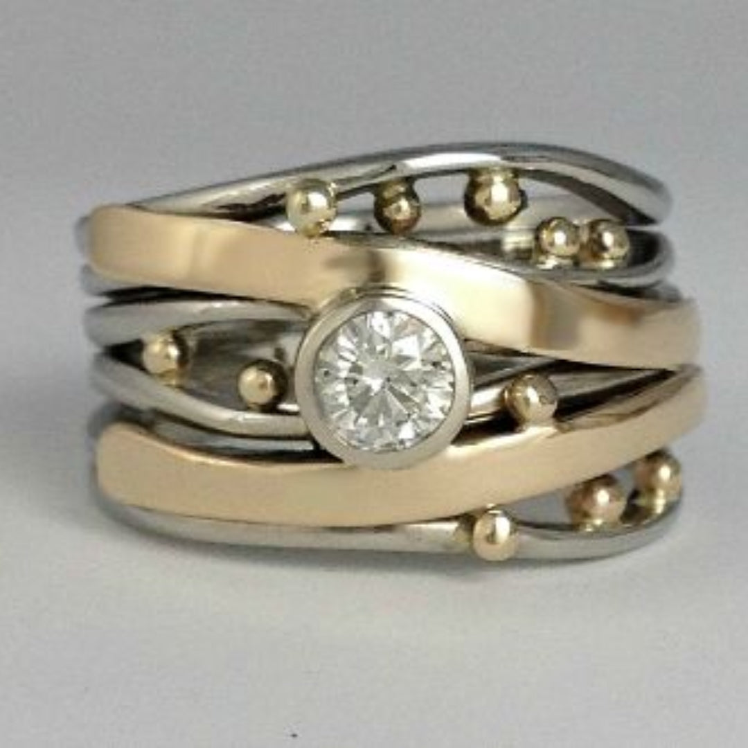 VEYLINIA | Elegant ring med zirkoner i guldantikt utförande