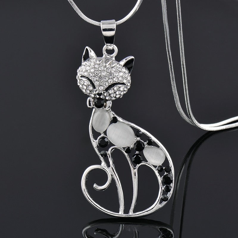 VEYLINIA | Elegant katt-halsband i silver med glittrande zirkonia