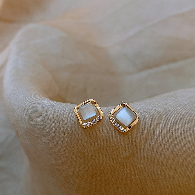 VEYLINIA | Eleganta långa örhängen med månkristall i guld
