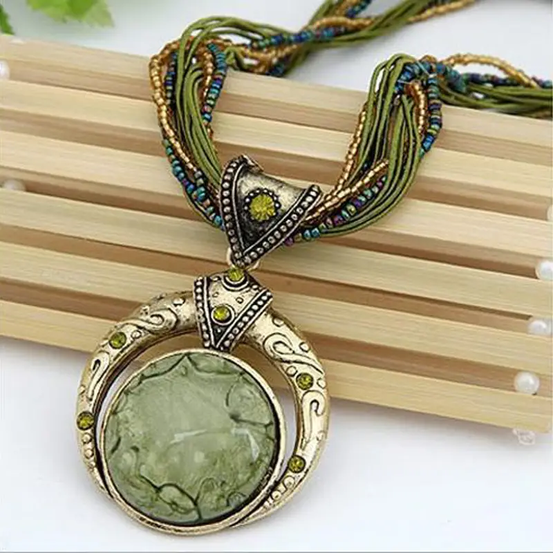 VEYLINIA | Elegant grönt och gyllene halsband