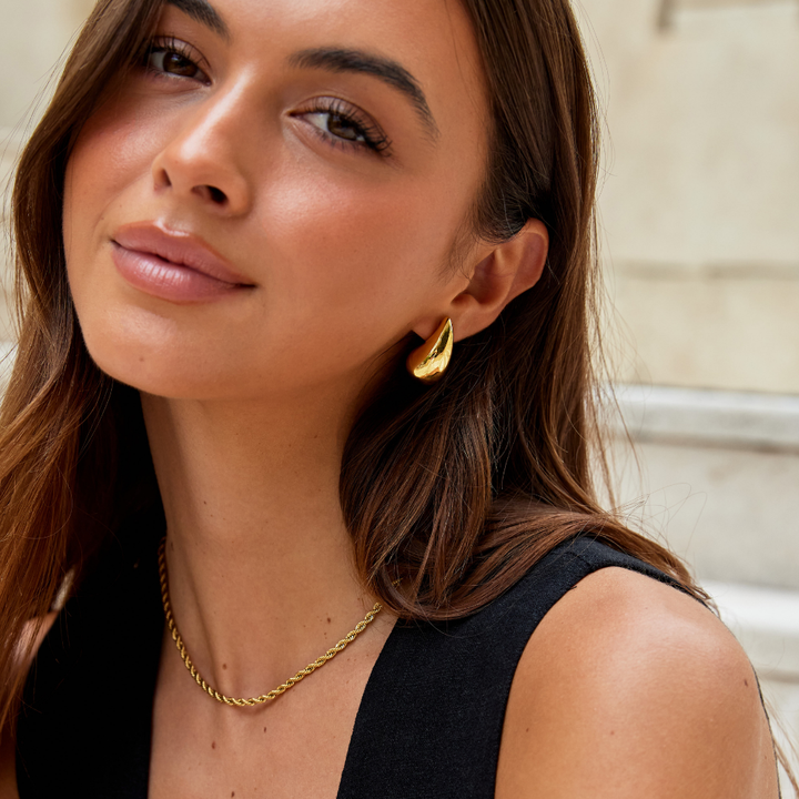VEYLINIA | Ame Gold Droppformade Örhängen