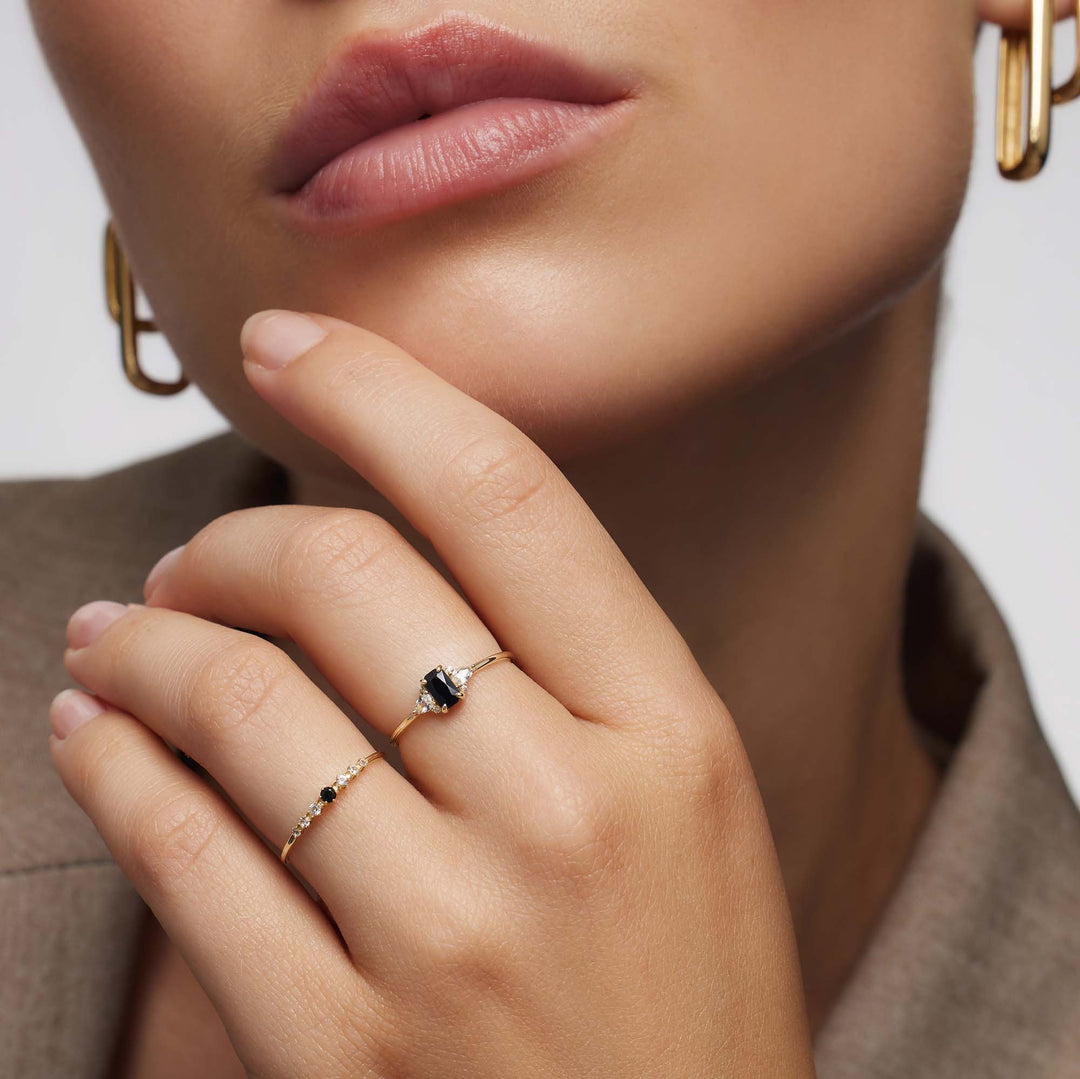 VEYLINIA | Sort spinell-baguette-ring i guld