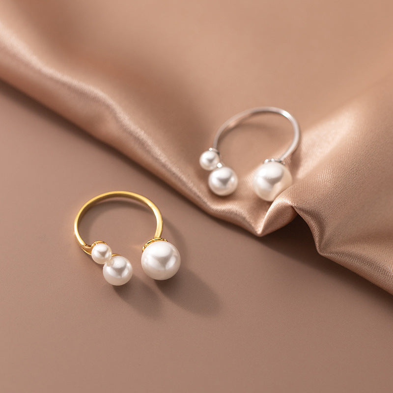VEYLINIA | Elegant justerbar triangelring med pärlor