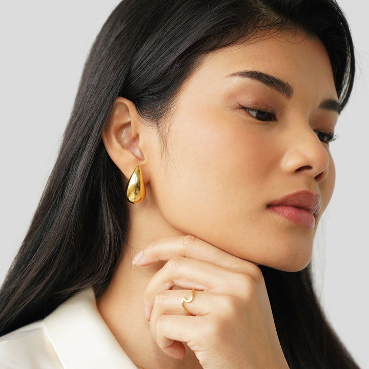 VEYLINIA | Ame Gold Droppformade Örhängen