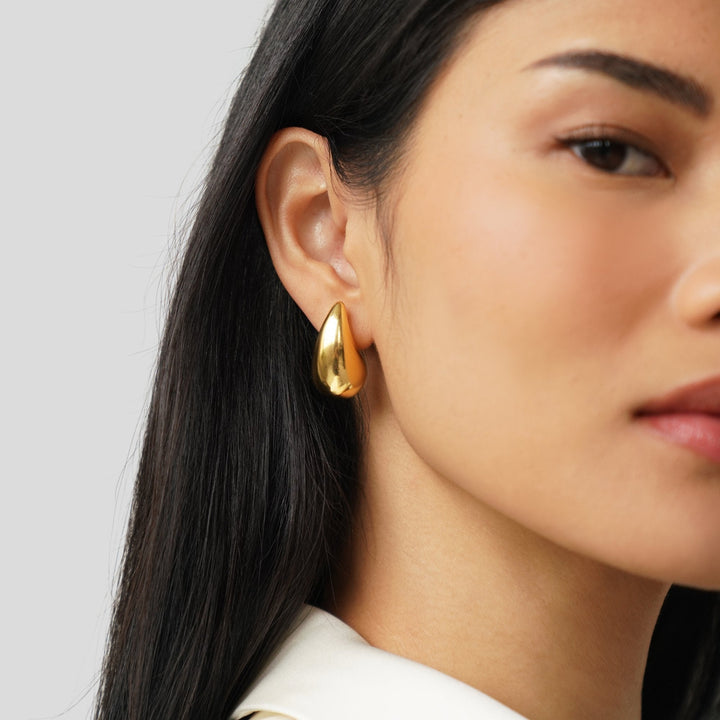 VEYLINIA | Ame Gold Droppformade Örhängen