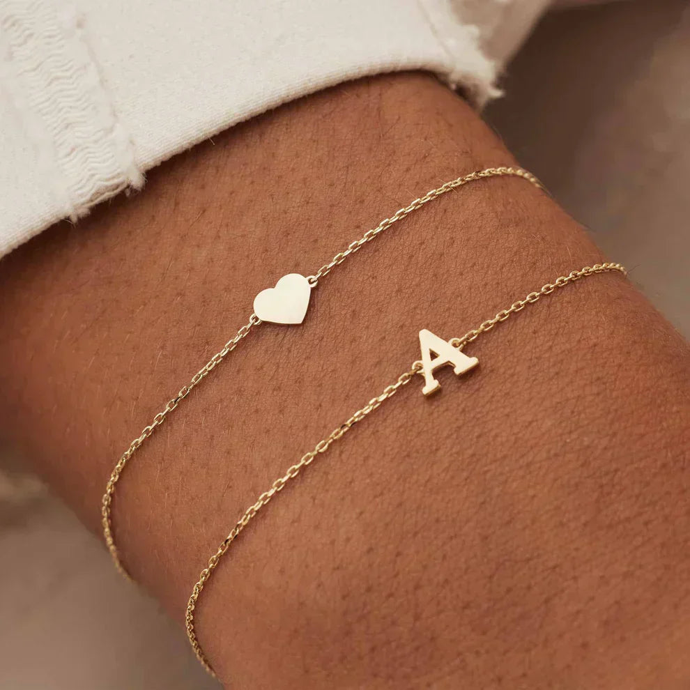 VEYLINIA | Vita Signa initial-armband i guld