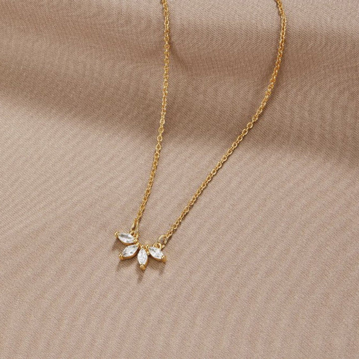 VEYLINIA | Omelia Kristallblad Halsband